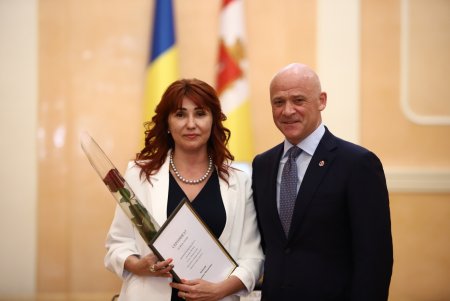 В преддверии профессионального праздника мэр Одессы вручил медикам ключи от квартир (фоторепортаж)