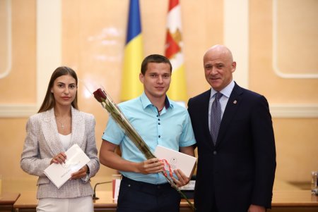 В преддверии профессионального праздника мэр Одессы вручил медикам ключи от квартир (фоторепортаж)