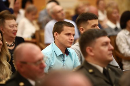 В преддверии профессионального праздника мэр Одессы вручил медикам ключи от квартир (фоторепортаж)
