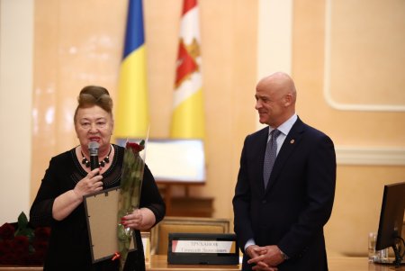 В преддверии профессионального праздника мэр Одессы вручил медикам ключи от квартир (фоторепортаж)