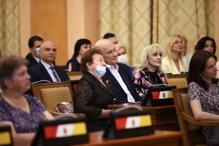 В преддверии профессионального праздника мэр Одессы вручил медикам ключи от квартир (фоторепортаж)