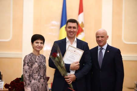 В преддверии профессионального праздника мэр Одессы вручил медикам ключи от квартир (фоторепортаж)