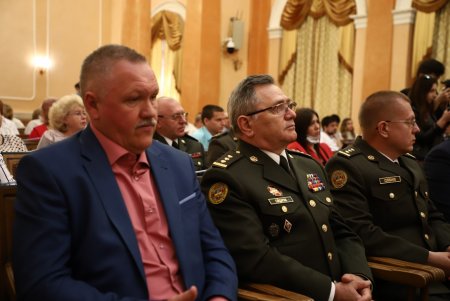 В преддверии профессионального праздника мэр Одессы вручил медикам ключи от квартир (фоторепортаж)