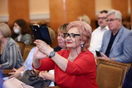 В преддверии профессионального праздника мэр Одессы вручил медикам ключи от квартир (фоторепортаж)