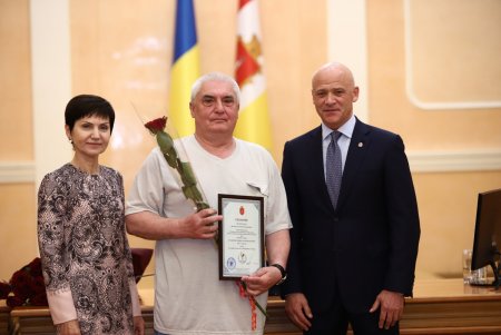 В преддверии профессионального праздника мэр Одессы вручил медикам ключи от квартир (фоторепортаж)