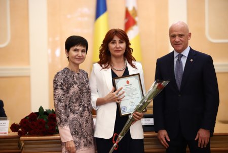 В преддверии профессионального праздника мэр Одессы вручил медикам ключи от квартир (фоторепортаж)