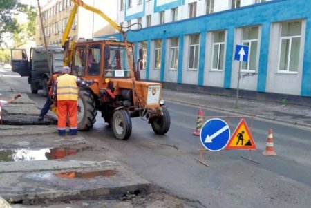 Одесские дорожники очистили элементы дорог, дождеприемники, восстановили брусчатку и помыли остановки (фото)