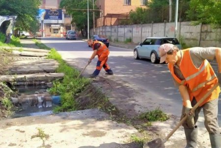 Одесские дорожники очистили элементы дорог, дождеприемники, восстановили брусчатку и помыли остановки (фото)