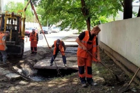 Одесские дорожники очистили элементы дорог, дождеприемники, восстановили брусчатку и помыли остановки (фото)