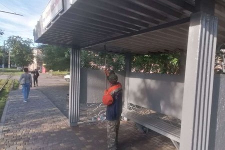 Одесские дорожники очистили элементы дорог, дождеприемники, восстановили брусчатку и помыли остановки (фото)
