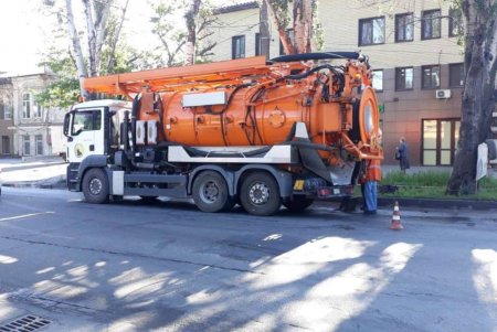 Одесские дорожники очистили элементы дорог, дождеприемники, восстановили брусчатку и помыли остановки (фото)