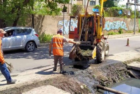 Одесские дорожники очистили элементы дорог, дождеприемники, восстановили брусчатку и помыли остановки (фото)