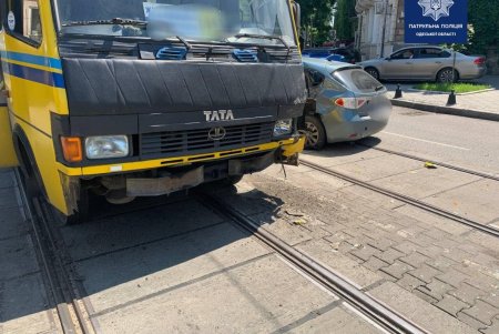 В Приморском районе столкнулись маршрутка и легковой автомобиль
