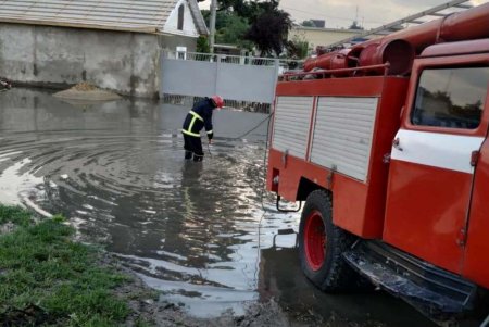 В Одесской области спасатели откачали воду из затопленных ливнем домов (фото)