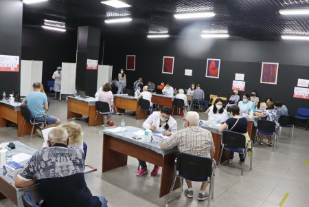 В пунктах массовой вакцинации прививки от коронавируса получили более двух тысяч одесситов