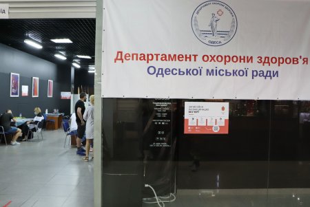 В пунктах массовой вакцинации прививки от коронавируса получили более двух тысяч одесситов
