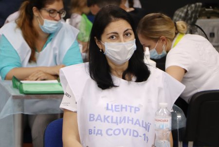 В пунктах массовой вакцинации прививки от коронавируса получили более двух тысяч одесситов