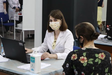В пунктах массовой вакцинации прививки от коронавируса получили более двух тысяч одесситов