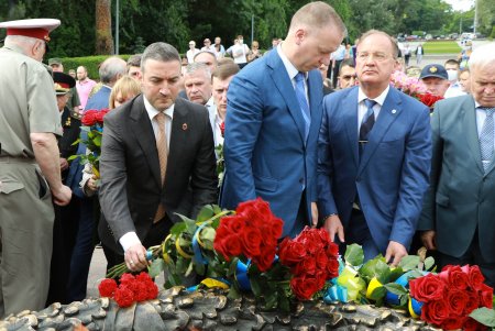 В День скорби и чествования памяти жертв войны одесситы возложили цветы на Аллее Славы (фото)