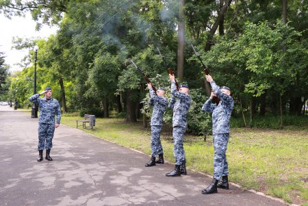 В День скорби и чествования памяти жертв войны одесситы возложили цветы на Аллее Славы (фото)