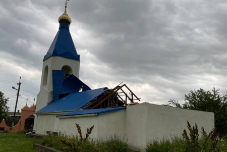 В селе Белгород-Днестровского района из-за непогоды сорвало купол и крышу храма (фото)