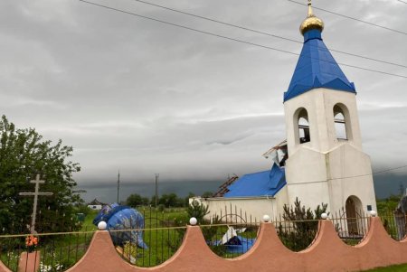 В селе Белгород-Днестровского района из-за непогоды сорвало купол и крышу храма (фото)