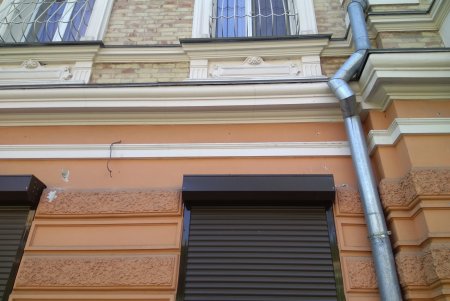 С фасадов местных зданий демонтировали 82 рекламные конструкции