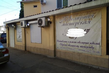 С фасадов местных зданий демонтировали 82 рекламные конструкции