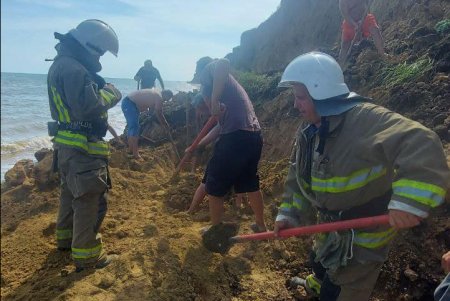 В Лебедевке на пляже произошел оползень: под обвалом могут находиться люди