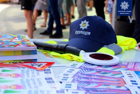 Патрульные организовали локацию на Черемушках, чтобы напомнить юным горожанам о правилах безопасного лета (фото)