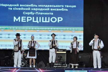 На сцене Летнего театра народные и семейные ансамбли знакомят зрителей с культурой разных стран (фото)