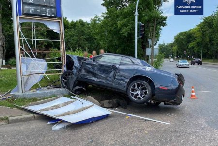Возле аэропорта иномарка на скорости влетела в другое авто, а потом – в рекламный щит (фото, обновлено)