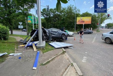 Возле аэропорта иномарка на скорости влетела в другое авто, а потом – в рекламный щит (фото, обновлено)
