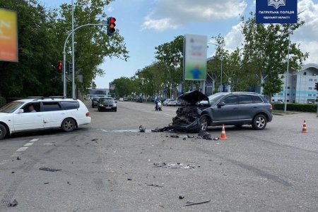 Возле аэропорта иномарка на скорости влетела в другое авто, а потом – в рекламный щит (фото, обновлено)