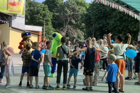 Аниматоры развлекали детей в парке Горького в честь Дня отца (фото)