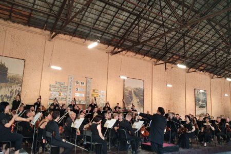 «Одесгорэлектротранс» стал еще и арт-центром: в вагонном депо играл оркестр Хобарта Эрла (фото)