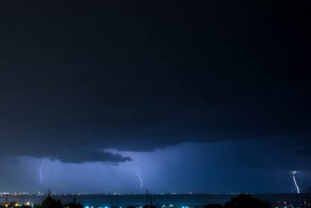 Вечерняя гроза в Одессе затопила улицы и не дала приземлиться самолетам (фото, видео)