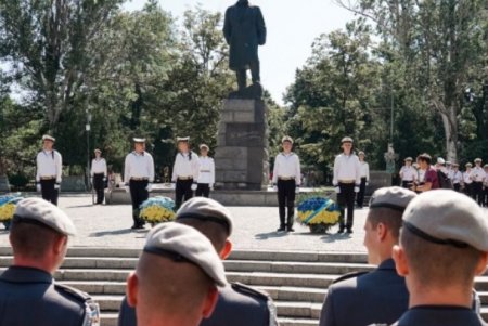 День Конституции: одесситы возложили цветы к памятнику Тарасу Шевченко (фото)