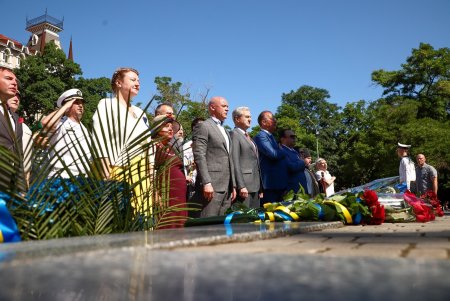 Возложение цветов к памятнику Тарасу Шевченко по случаю Дня Конституции (фоторепортаж)