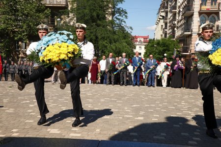 Возложение цветов к памятнику Тарасу Шевченко по случаю Дня Конституции (фоторепортаж)