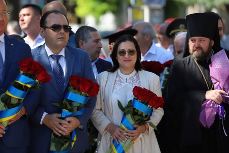 Возложение цветов к памятнику Тарасу Шевченко по случаю Дня Конституции (фоторепортаж)