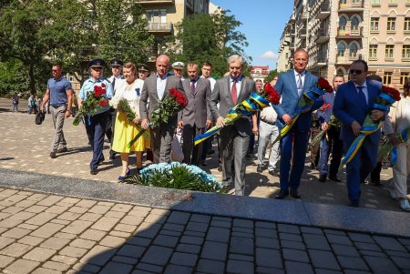 Возложение цветов к памятнику Тарасу Шевченко по случаю Дня Конституции (фоторепортаж)
