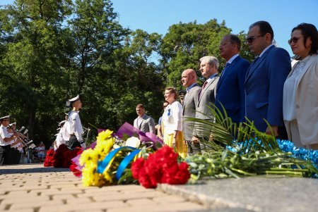 Возложение цветов к памятнику Тарасу Шевченко по случаю Дня Конституции (фоторепортаж)