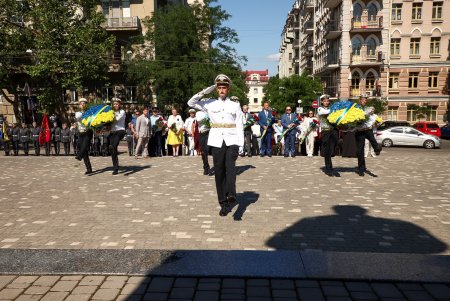 Возложение цветов к памятнику Тарасу Шевченко по случаю Дня Конституции (фоторепортаж)
