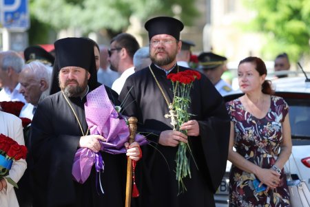 Возложение цветов к памятнику Тарасу Шевченко по случаю Дня Конституции (фоторепортаж)