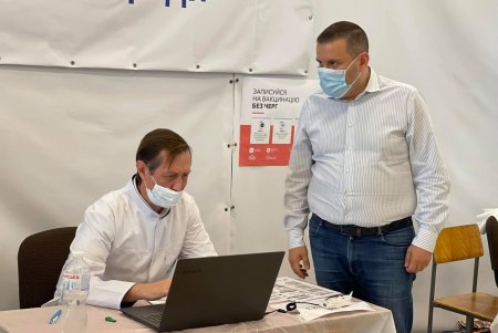И.о. директора городского департамента здравоохранения: «Почти 3000 прививок в день — это наш общий, большой и ошеломляющий успех» (фото) 