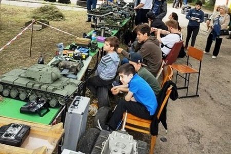 Получили награды юные горожане на чемпионате по радиоуправляемым моделям танков и колесной техники (фото)