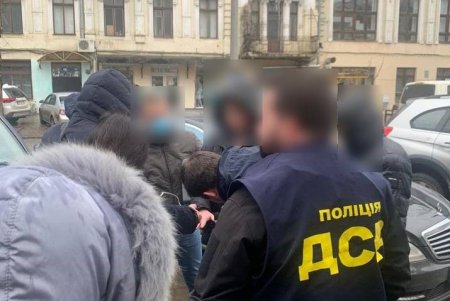 Сотрудница миграционной службы, взявшая 1200 $ за вид на жительство, предстанет перед судом