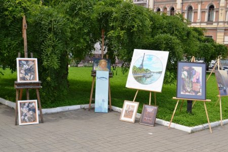 30 художников и фотографов  из разных городов показали свои работы возле Оперного театра (фото)