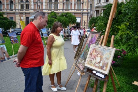 30 художников и фотографов  из разных городов показали свои работы возле Оперного театра (фото)